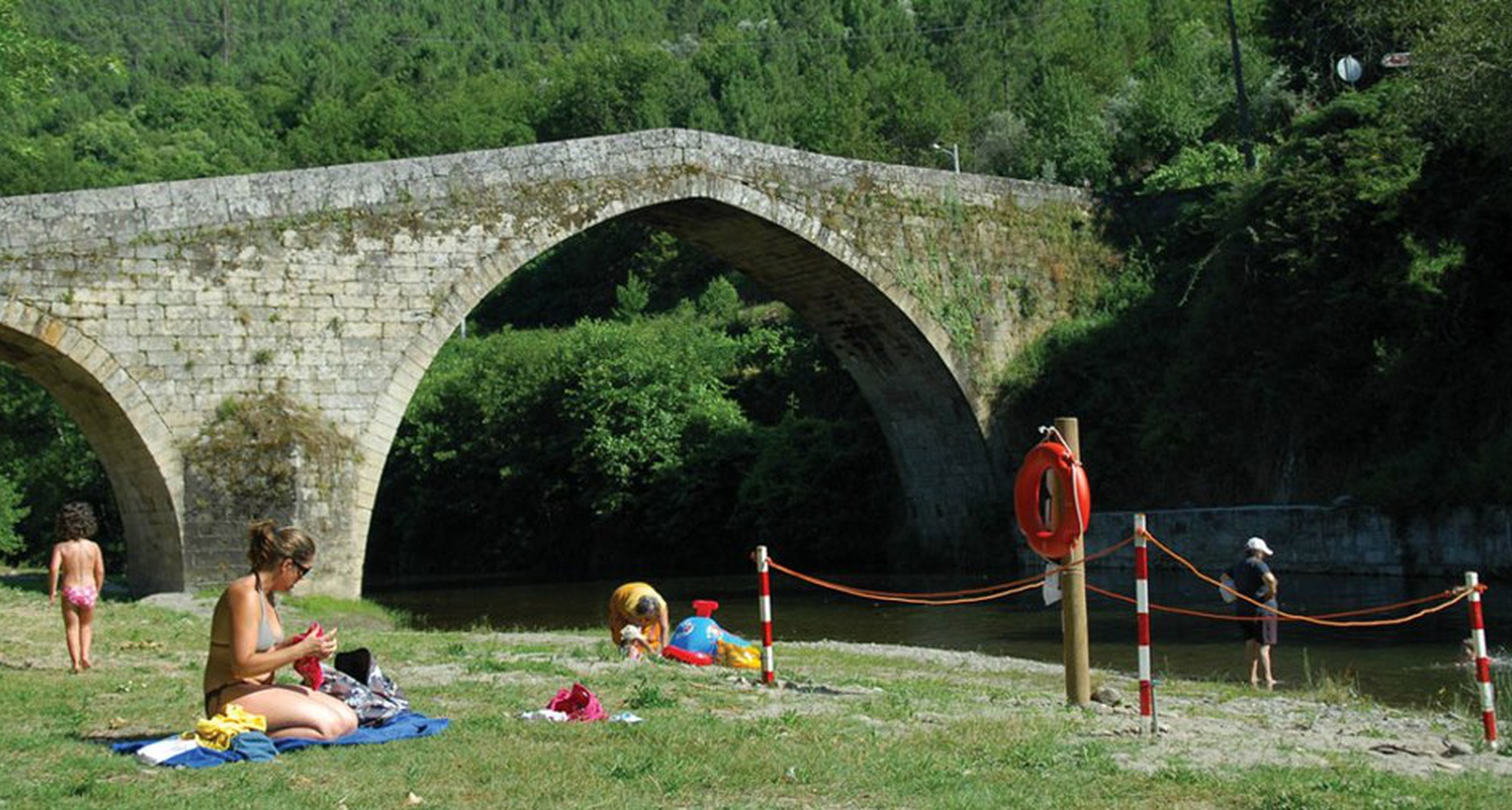 Hastear das Bandeiras Azul e Praia Acessível no Alvoco das Várzeas