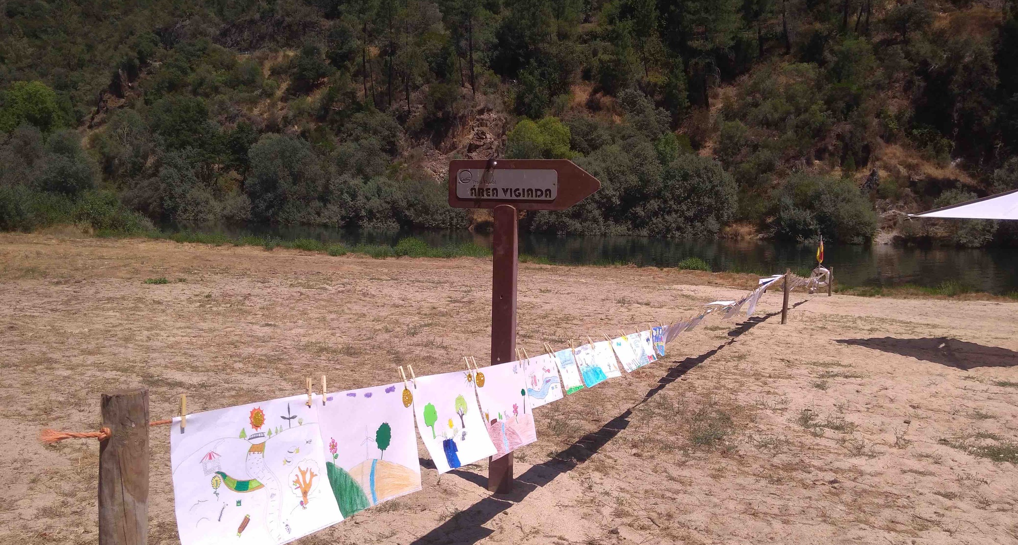 Jovens alunos criam "Estendal na Praia" para apelar à preservação fluvial e marinha.