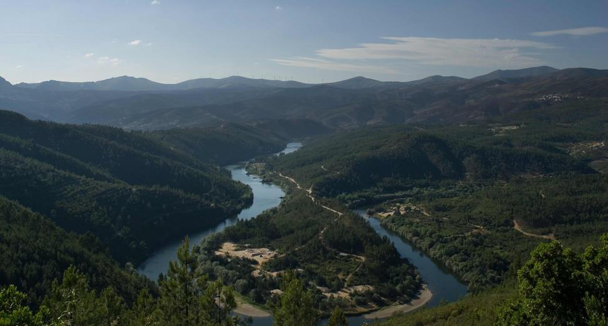 A pé pelo Caminho do Xisto de Janeiro de Cima